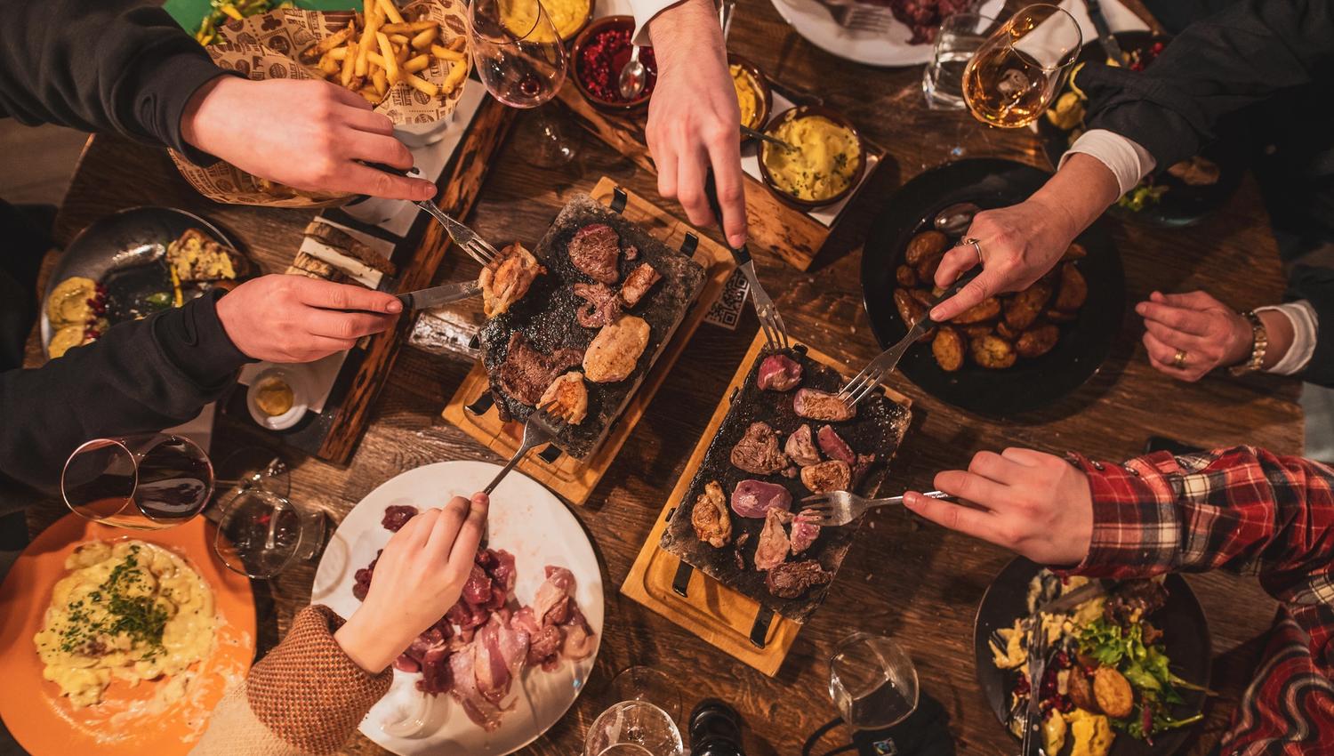 Hender som forsyner seg med tapas