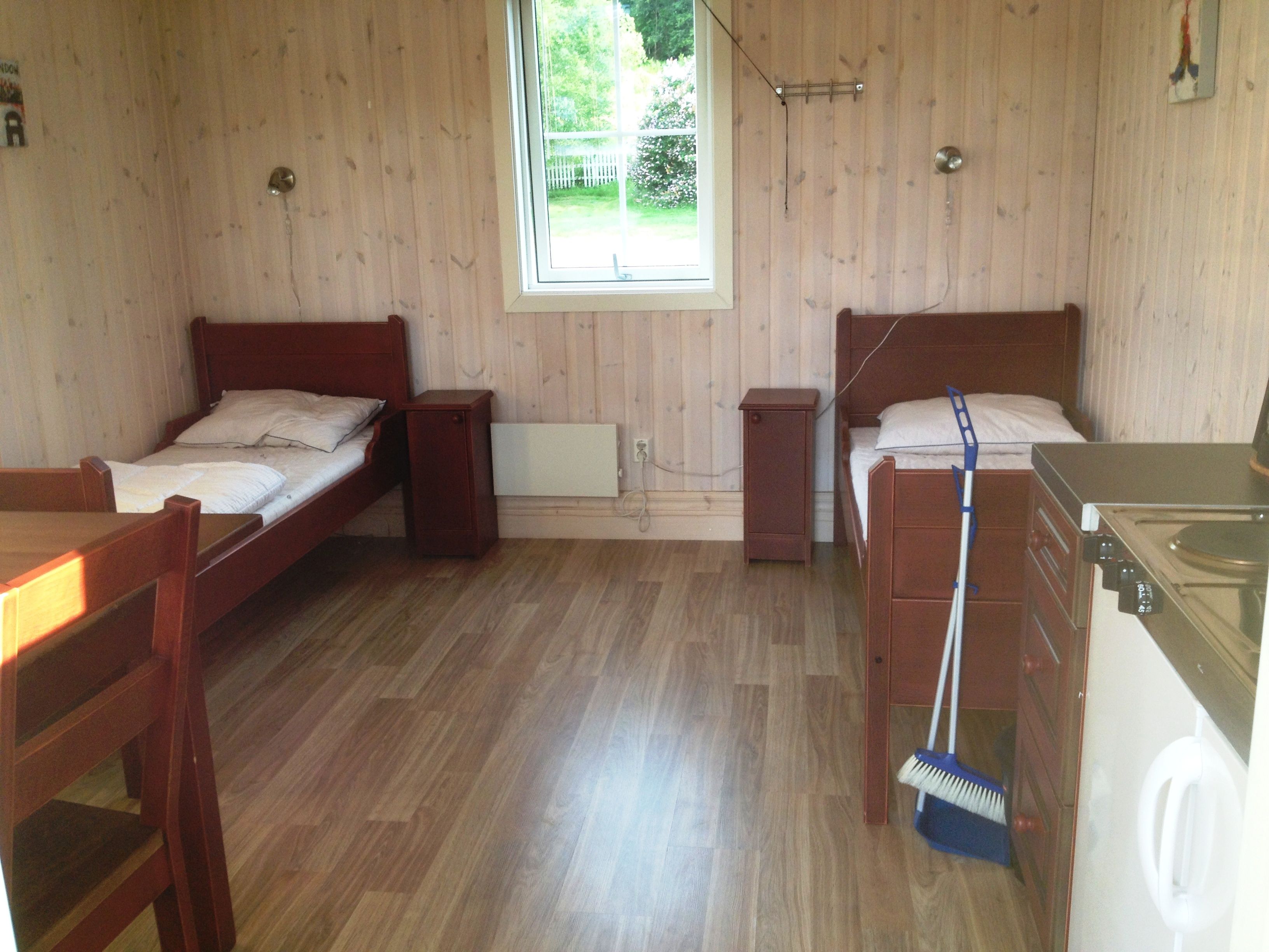 Innsiden av en hytte ved Langnes Camping. To senger.