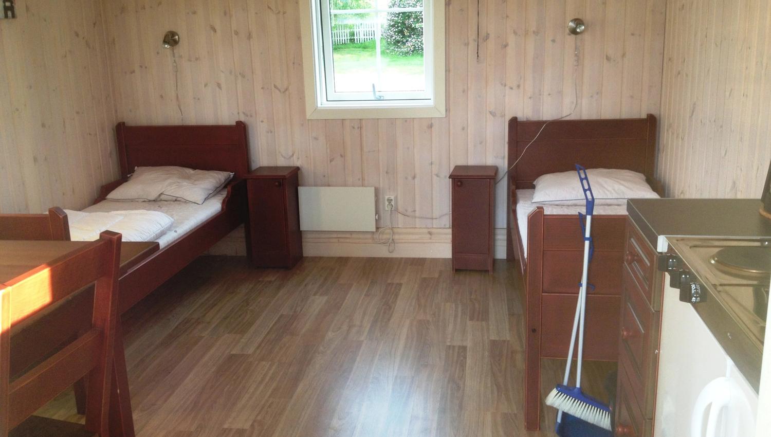 Innsiden av en hytte ved Langnes Camping. To senger.