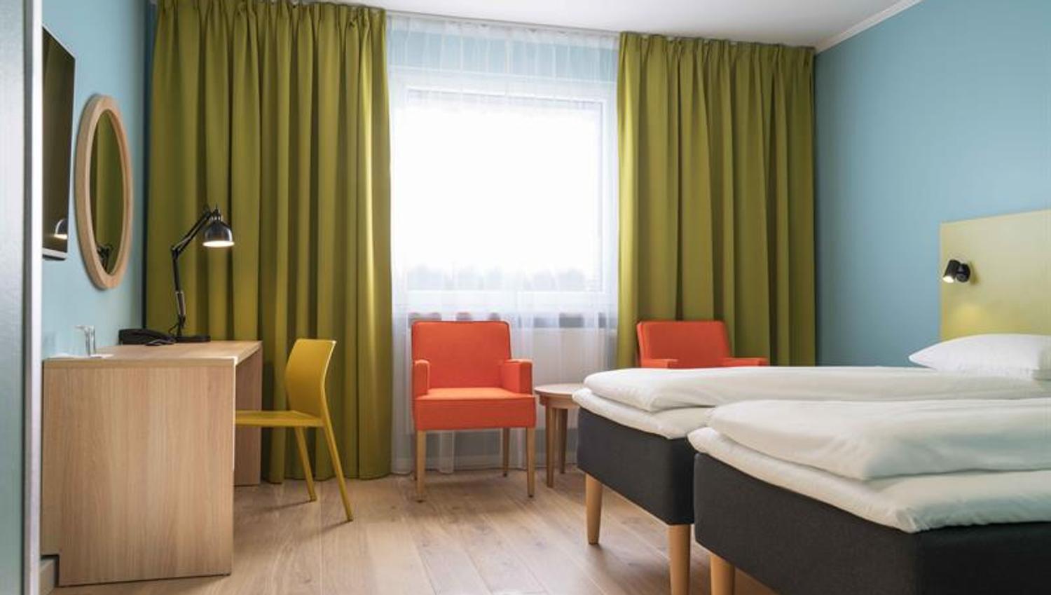 hotell rom med twin senger, orange stoler
