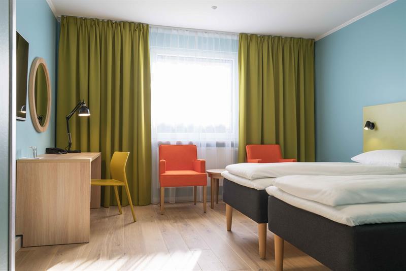 hotell rom med twin senger, orange stoler