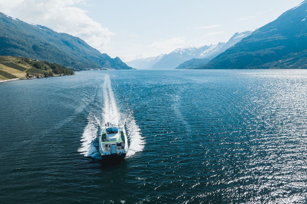 Turistbåt på Hardangerfjorden ein finværsdag.