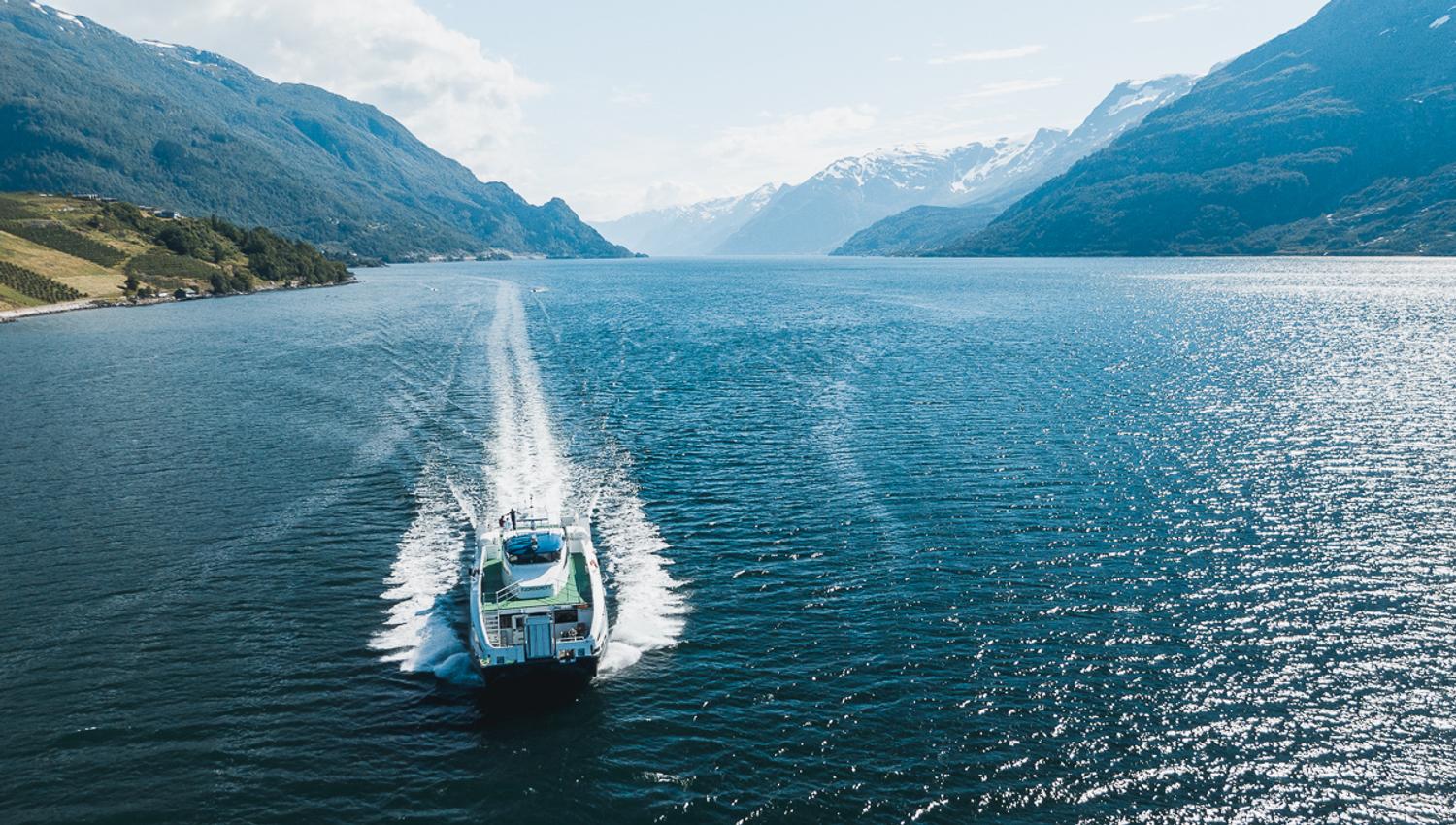 Turistbåt på Hardangerfjorden ein finværsdag.