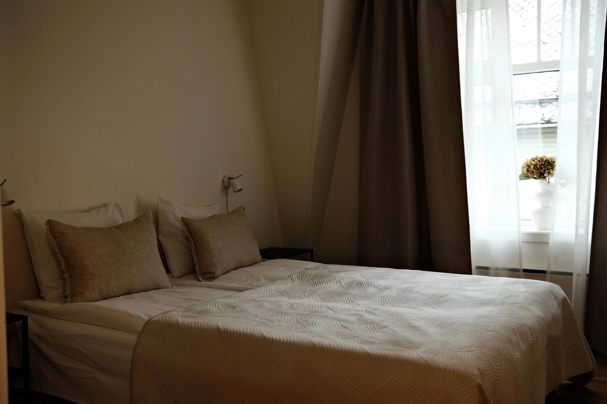 Triveleg dobbeltrom på Blue House Odda med lys og stilrein innreiing.