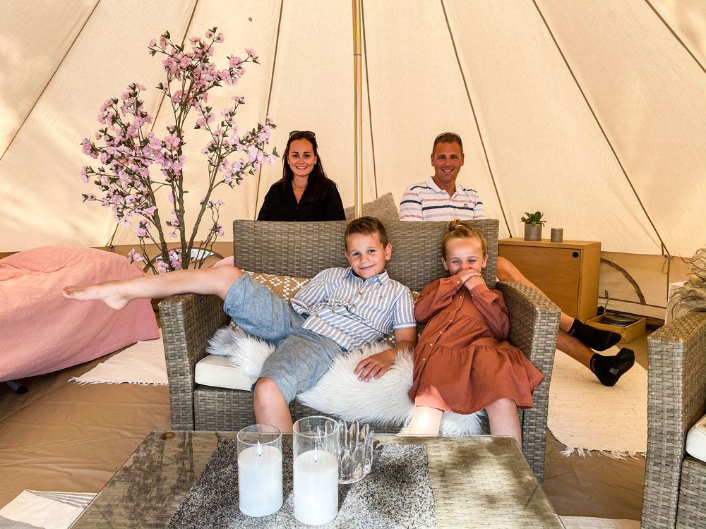 familie i glampingtelt på Bolkesjø Gård