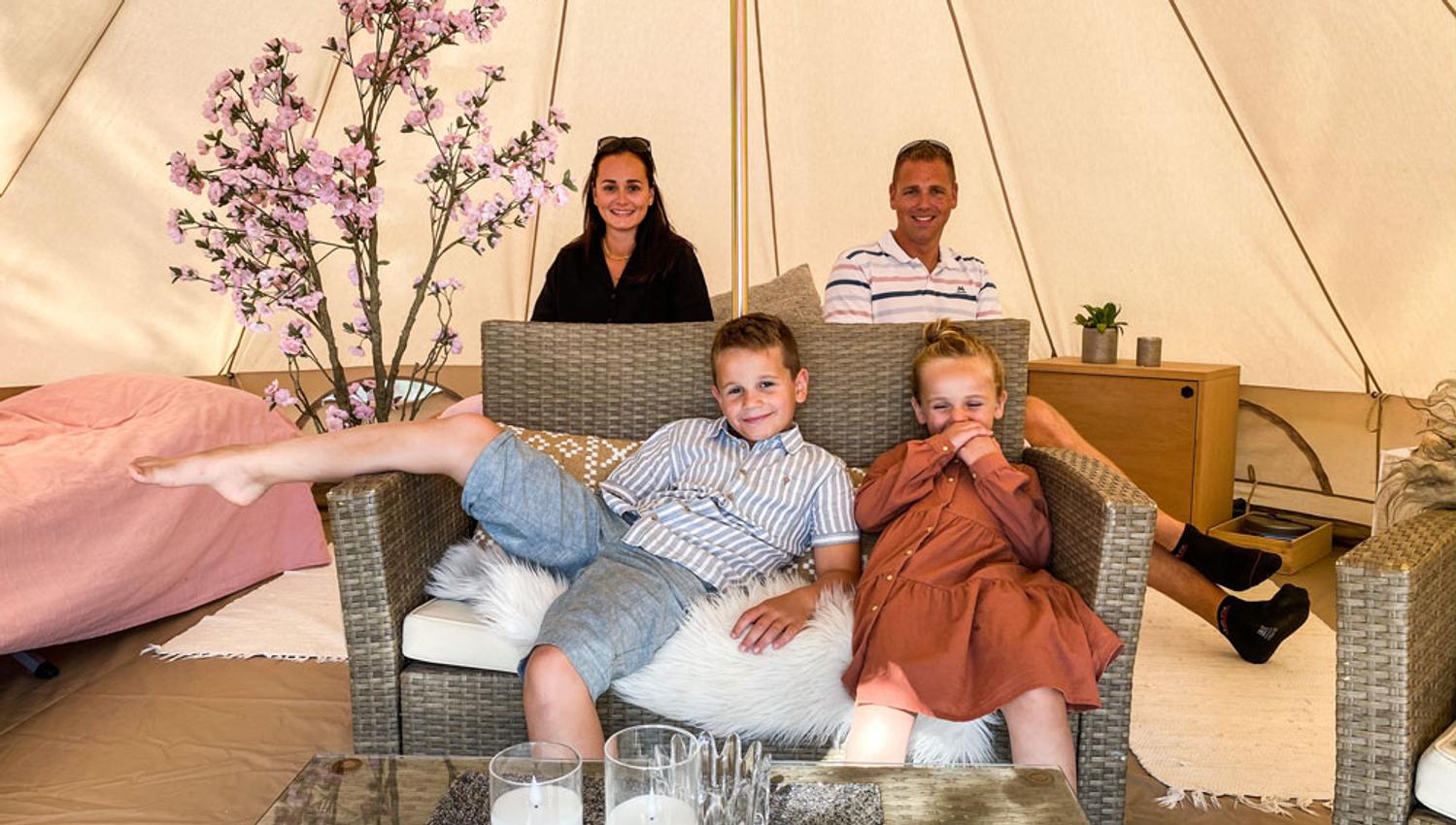 familie i glampingtelt på Bolkesjø Gård