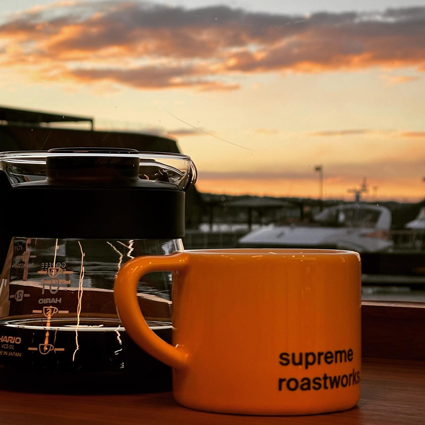 en kopp fra supreme roastwork og en kaffekanne med utsikt mot aker brygge