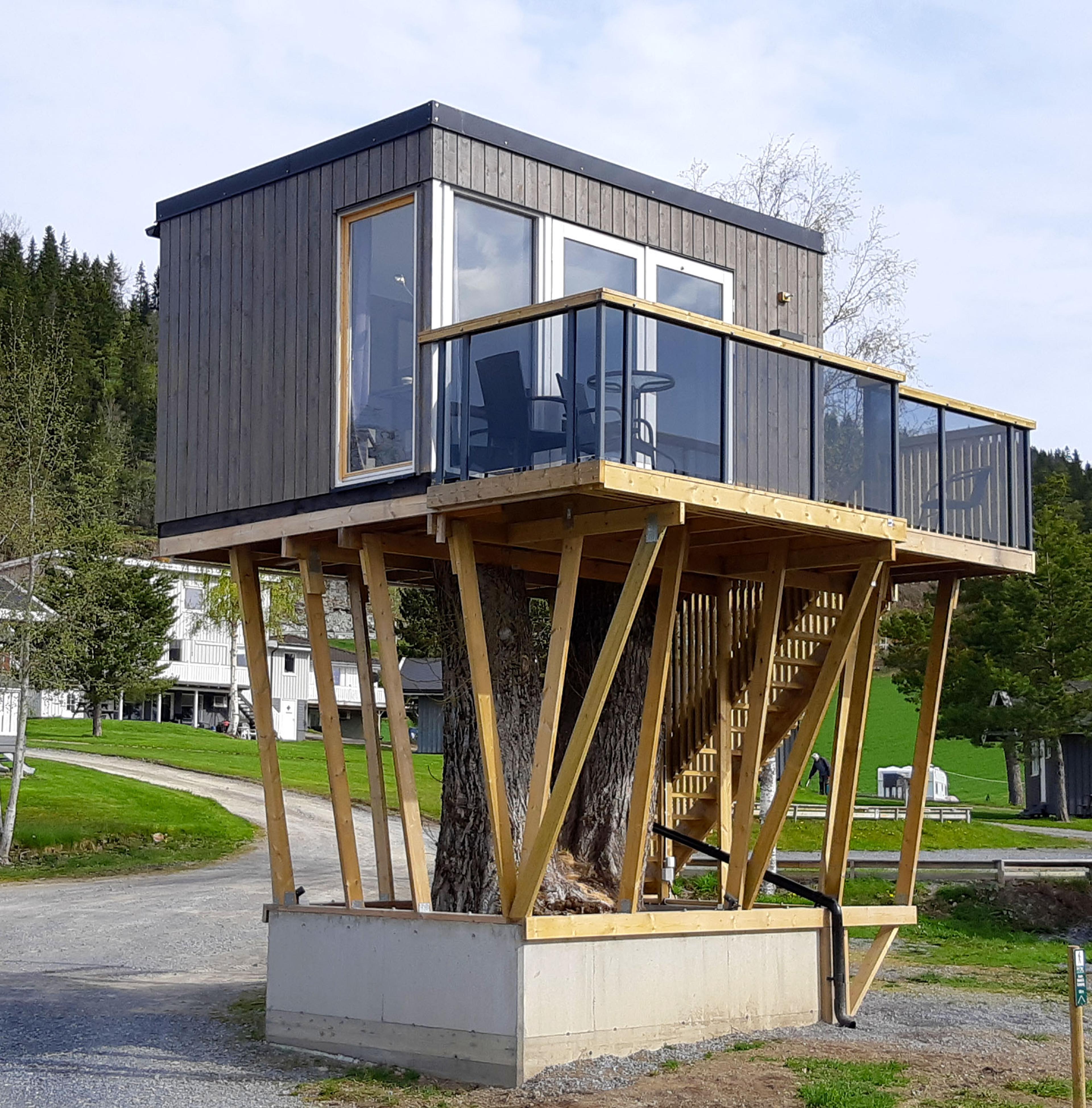 Tretopphytten Almatopp - Kvam motell & camping