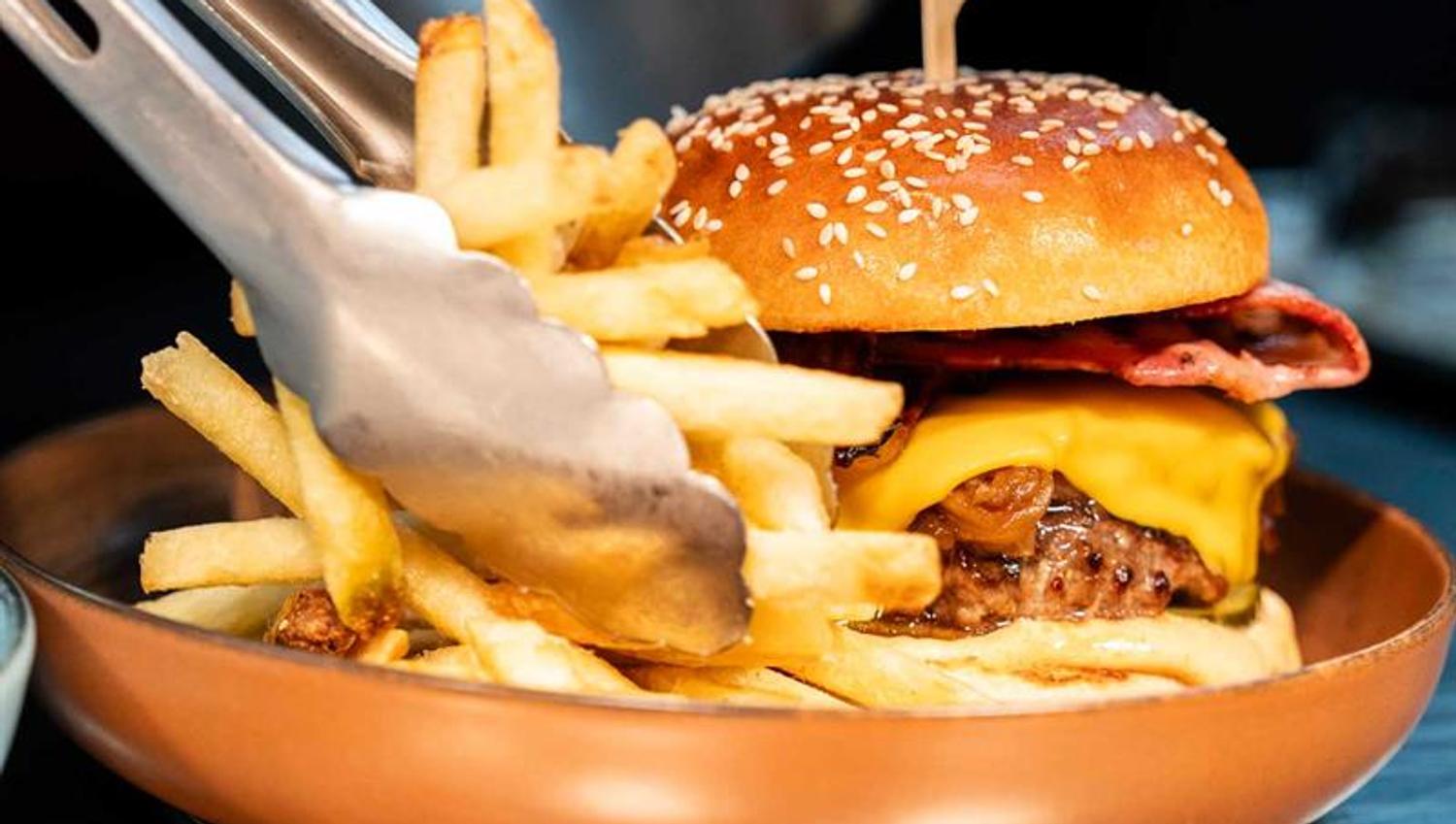 Detalj av cheeseburger og pommes frites