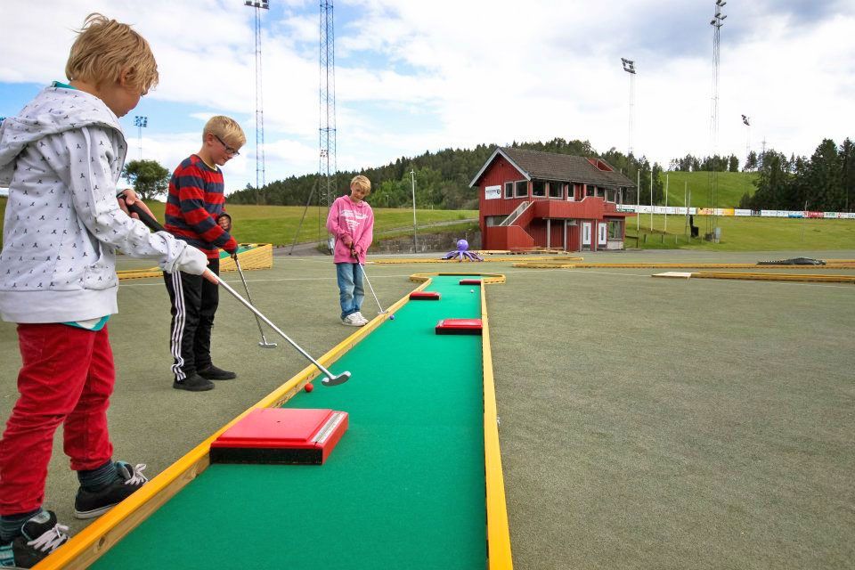 children play mini golf in Skien leisure park
