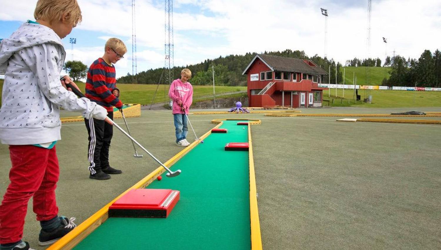 children play mini golf in Skien leisure park