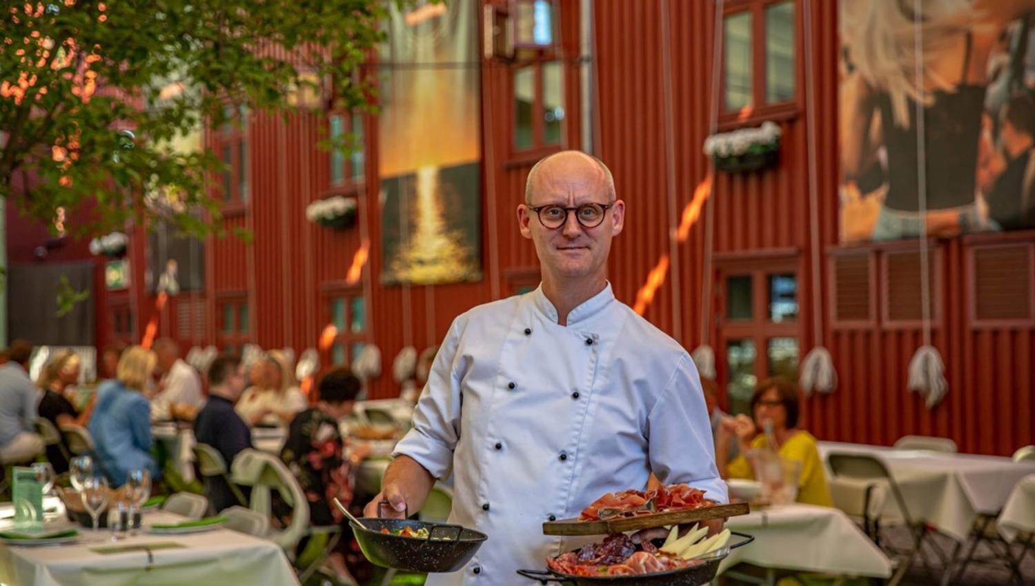 Kokk ute med mat