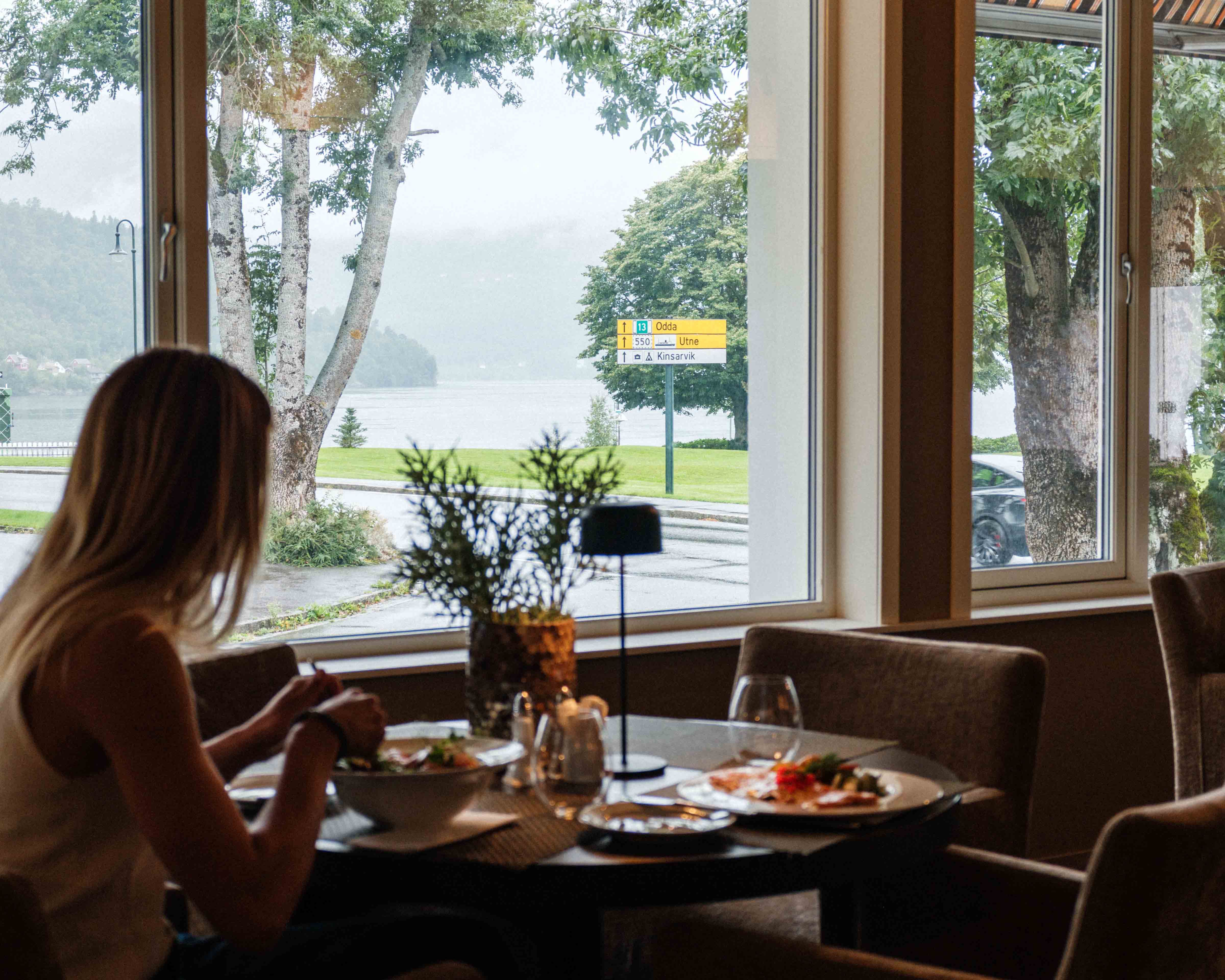 Middag med utsikt – frå restauranten ser du rett ut på Hardangerfjorden.