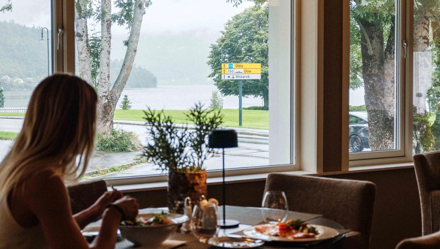 Middag med utsikt – frå restauranten ser du rett ut på Hardangerfjorden.
