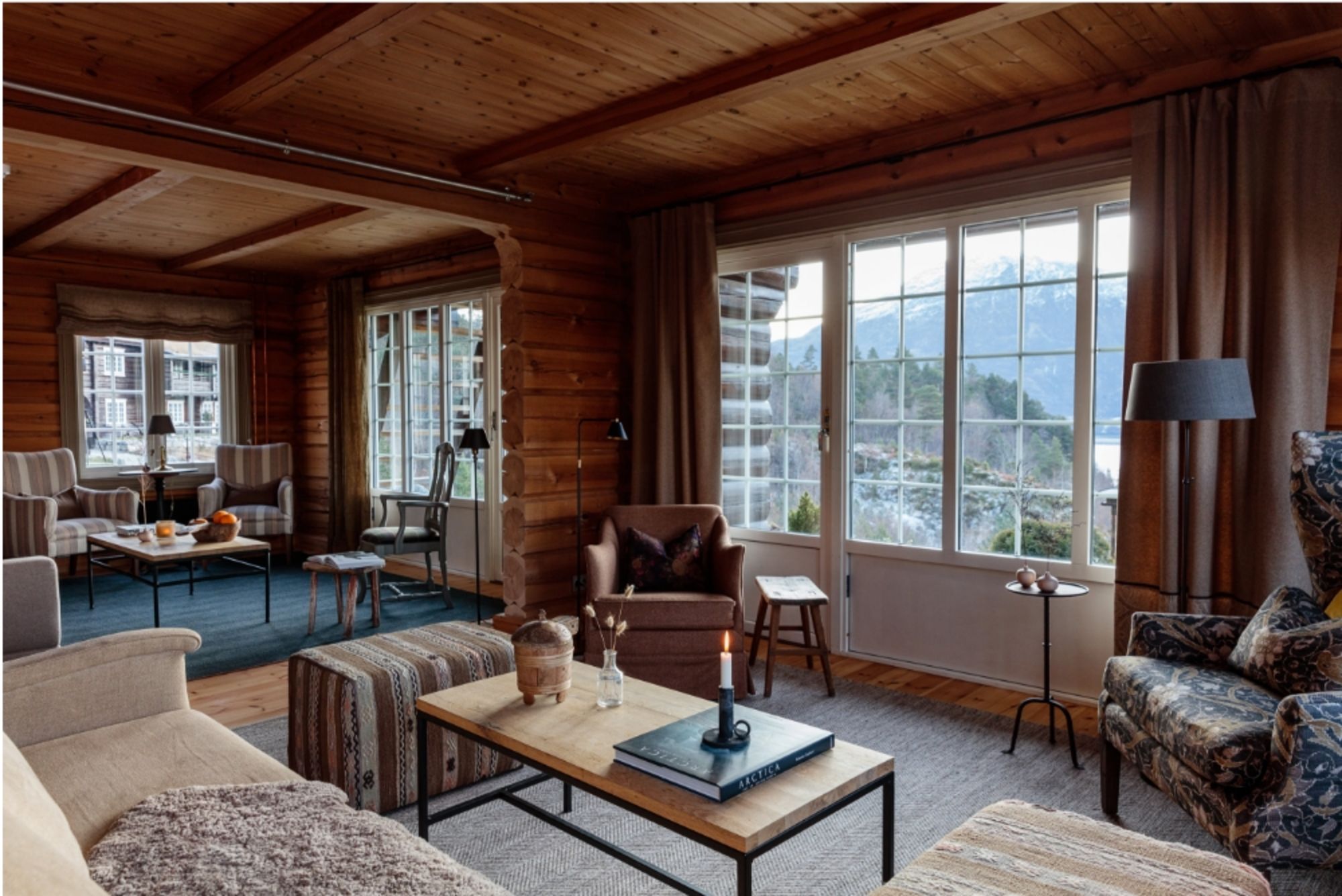 Flotte oppholdsrom og stuer hos Storfjord Hotel.