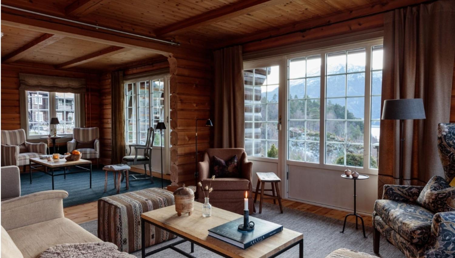 Flotte oppholdsrom og stuer hos Storfjord Hotel.