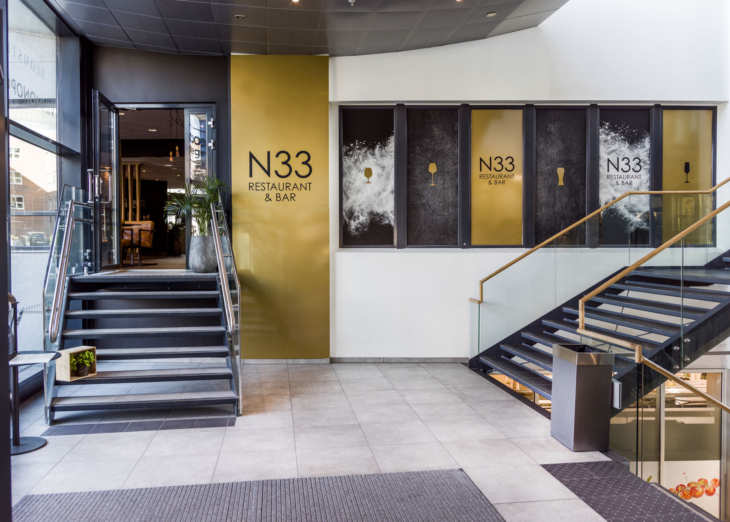 Entrance to the restaurant N33. Photo