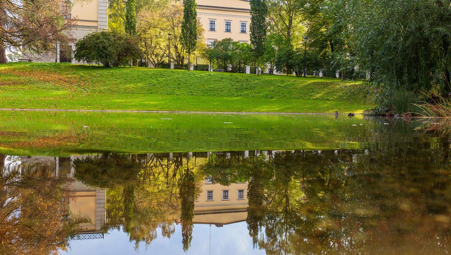 Dam i Slottsparken med slottet i bakgrunnen