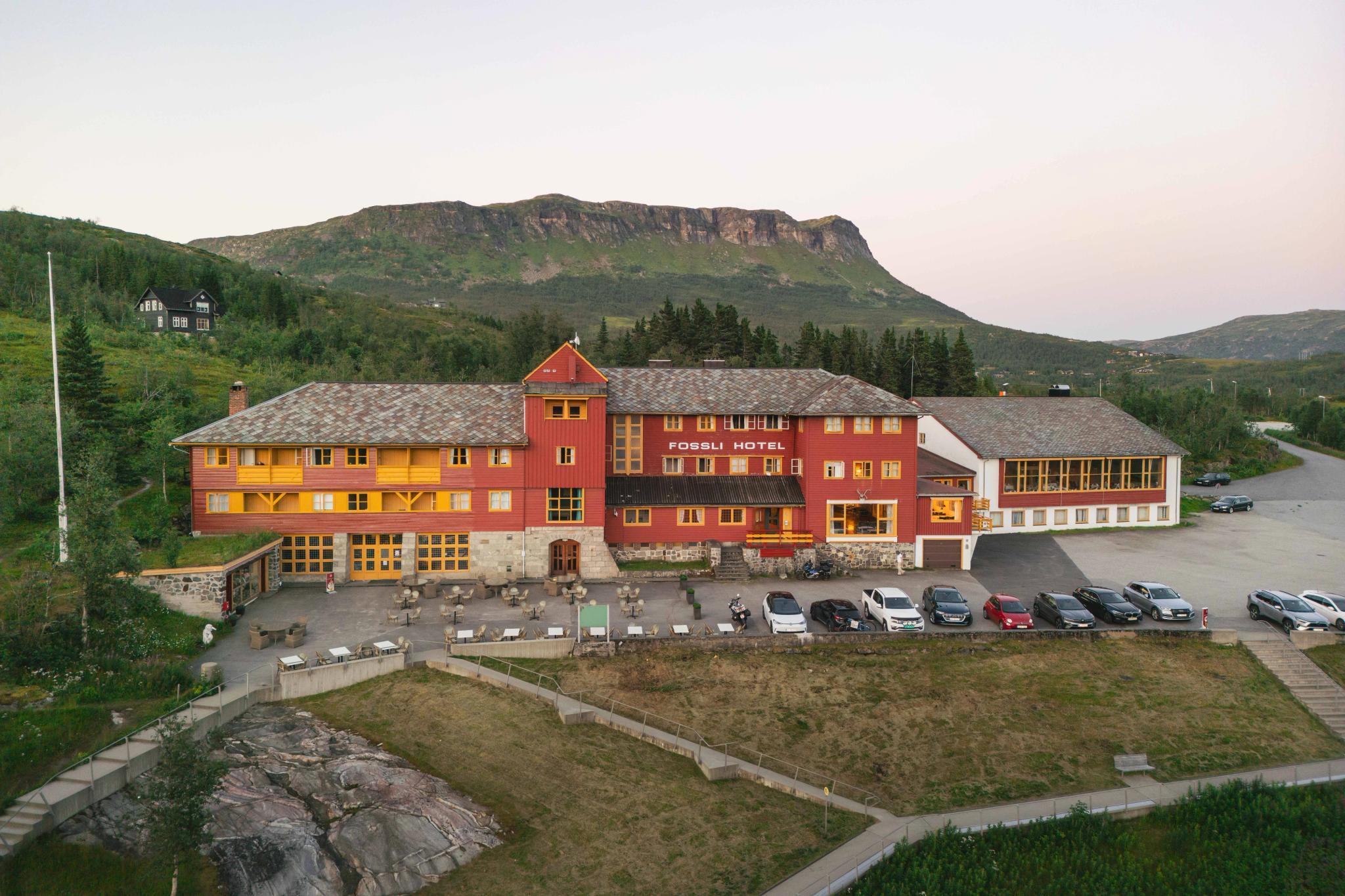 Fossli Hotel seen during sunset, with Grytahorgi mountain in the background.