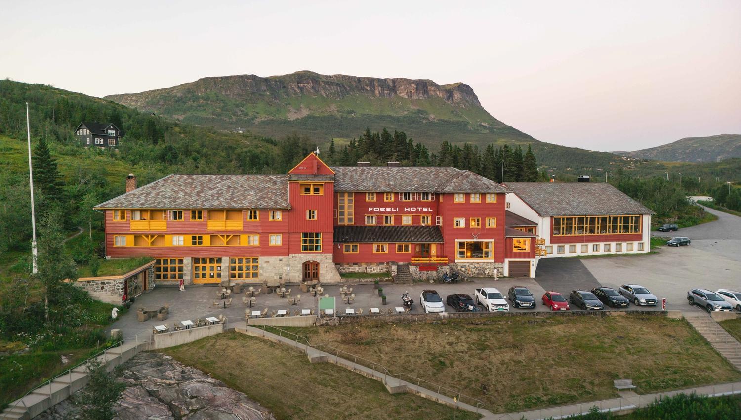 Fossli Hotel sett under solnedgang, med Grytahorgi-fjellet i bakgrunnen.