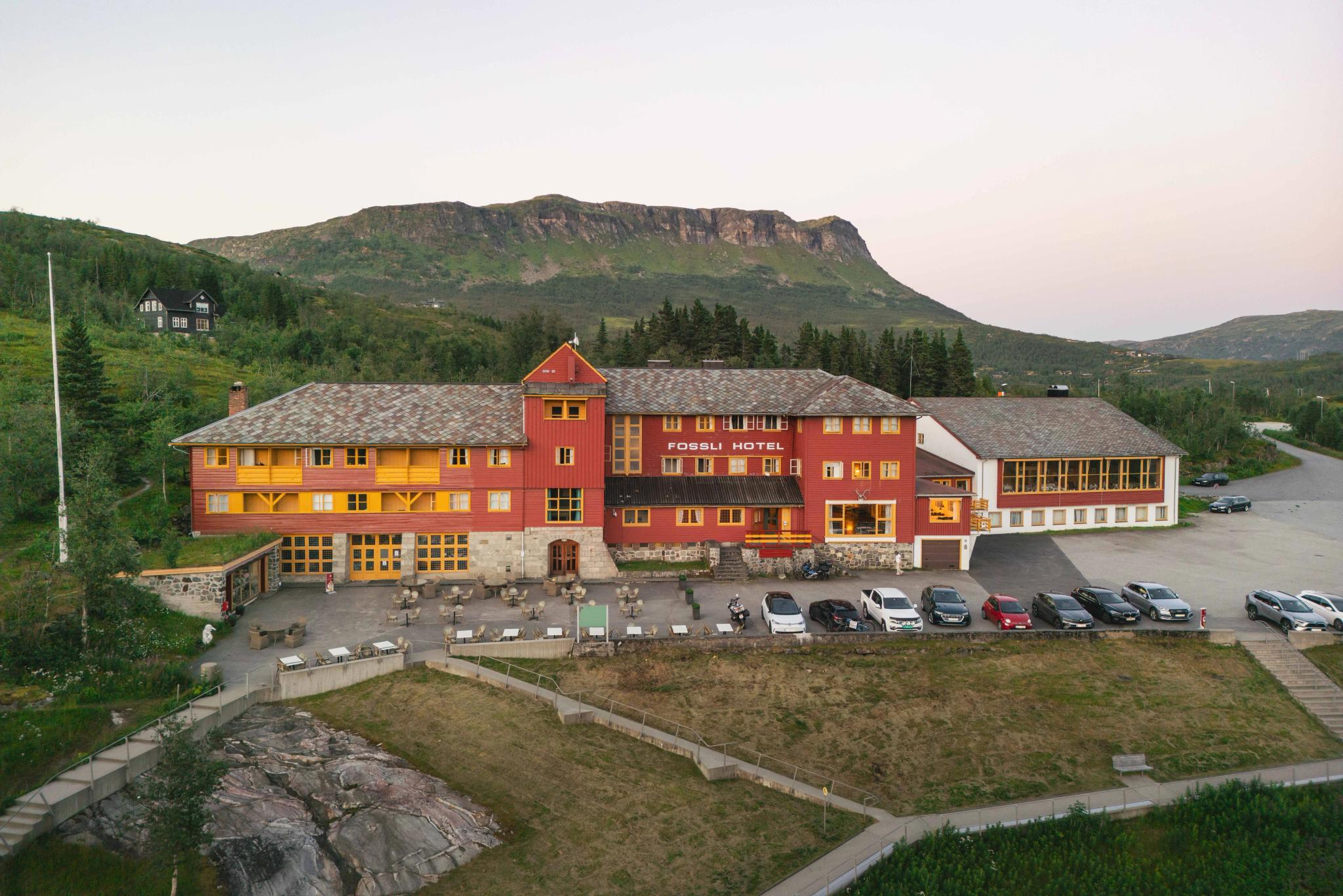 Fossli Hotel seen during sunset, with Grytahorgi mountain in the background.