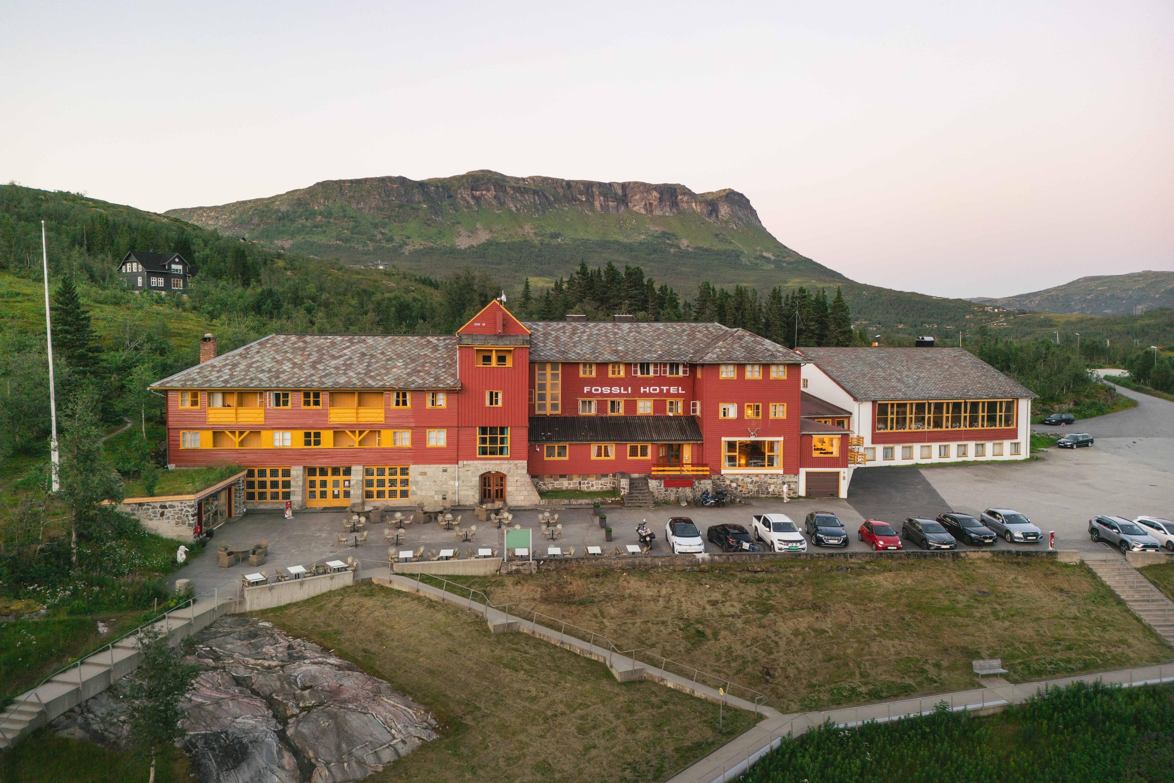 Fossli Hotel seen during sunset, with Grytahorgi mountain in the background.