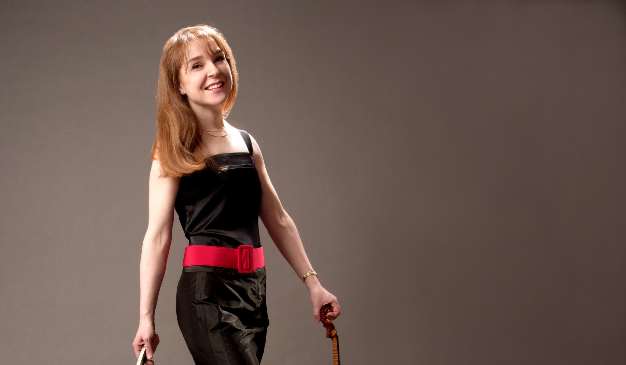 Smilende dame som ser inn mot kameraet.