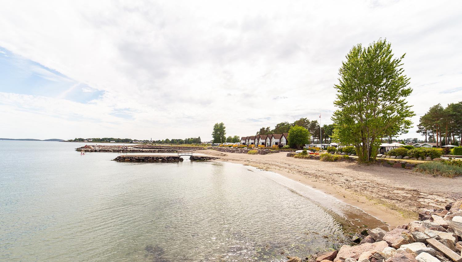 Egen strand på Furustrand hytter og camping