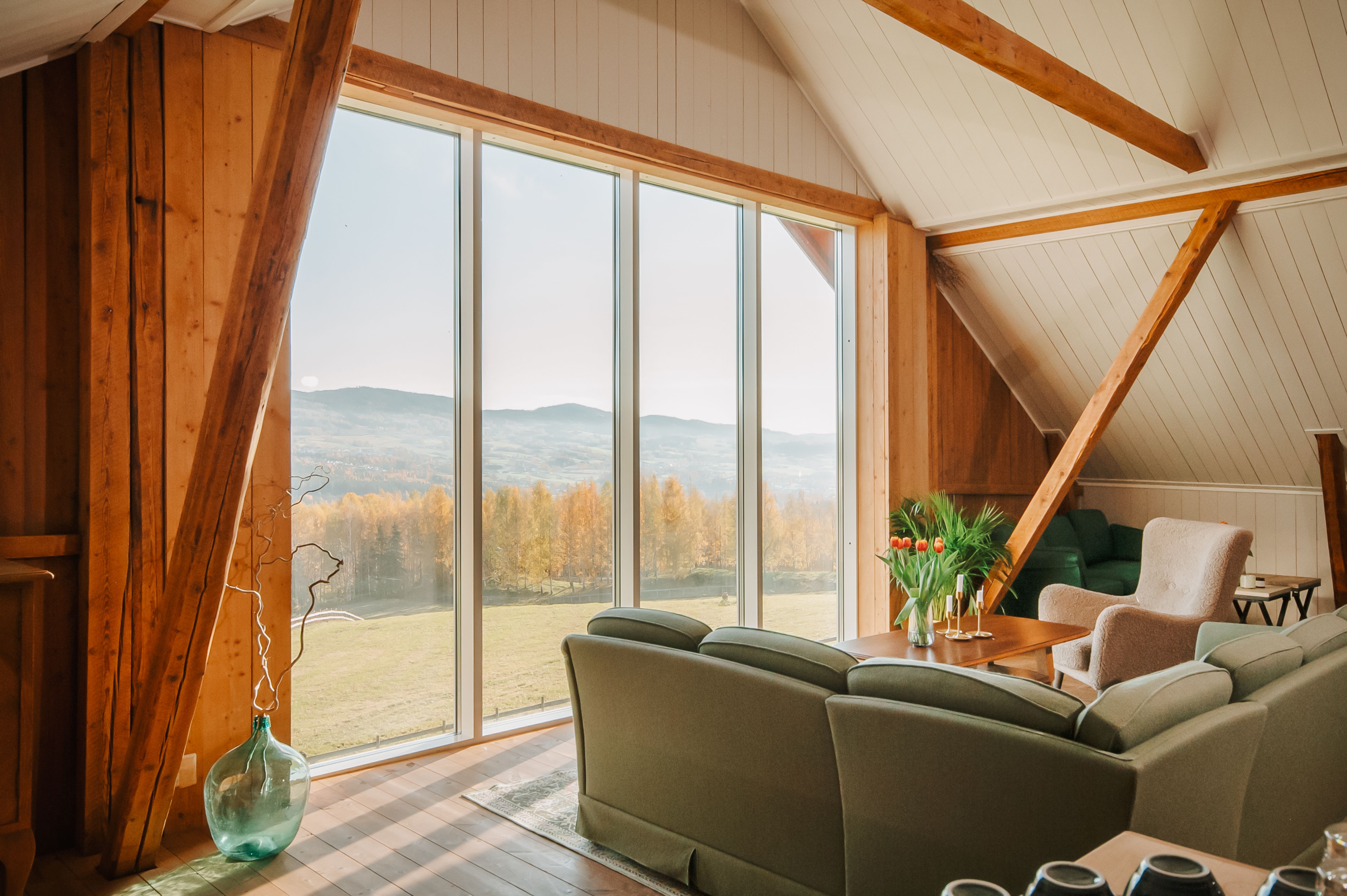 Sittegruppe med flott utsikt på Helgaker gård