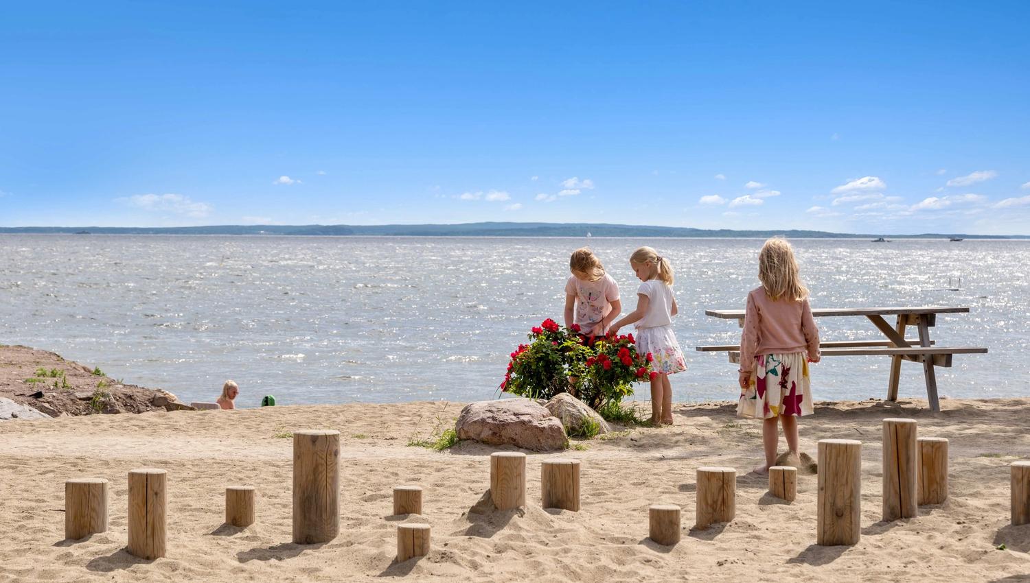 Barn leker på stranda