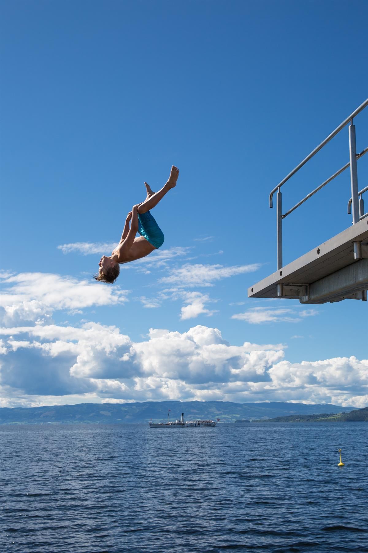 Gutt hopper fra stupetårnet i Hamar