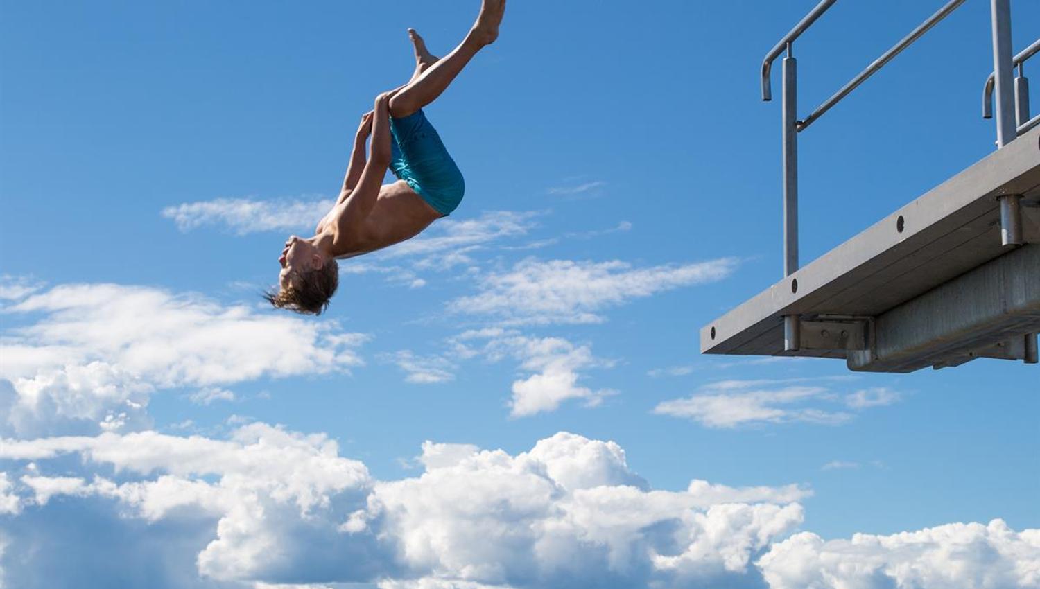 Gutt hopper fra stupetårnet i Hamar