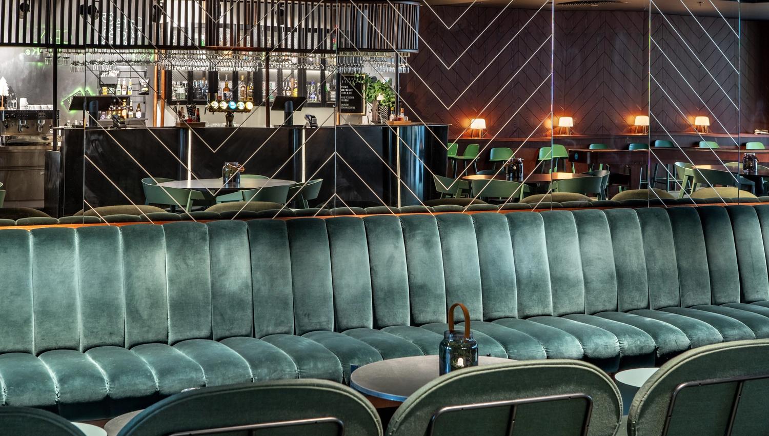 grønn sofa i en bar