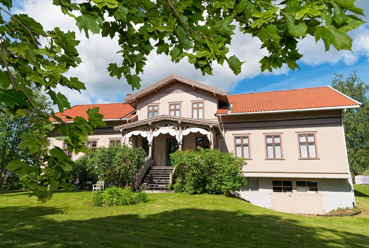 Kvinnemuseet fasade og hage - Roligheden
