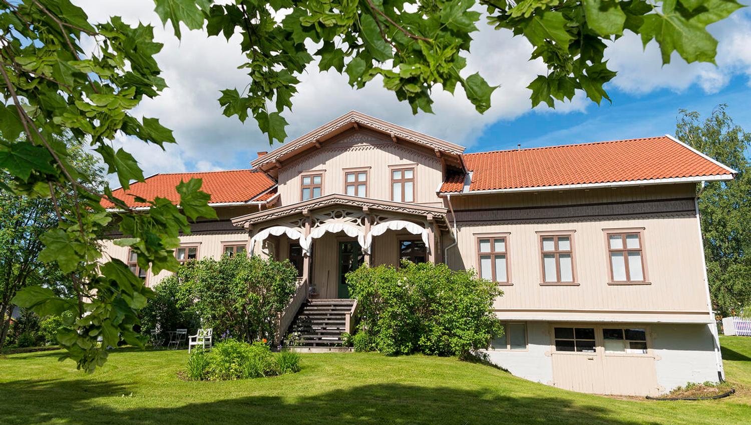 Kvinnemuseet fasade og hage - Roligheden