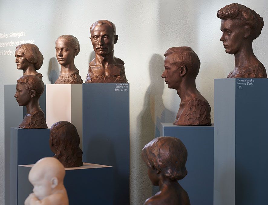 Ein serie byster utstilt i Ingebrigt Vik Museum, som viser portrettkunst.