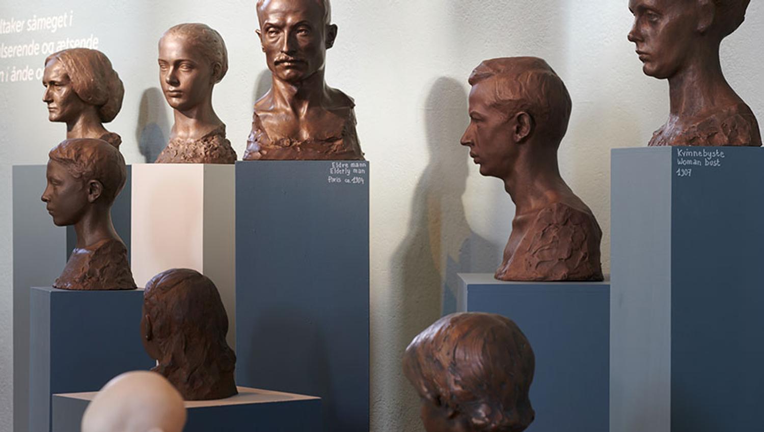 Ein serie byster utstilt i Ingebrigt Vik Museum, som viser portrettkunst.