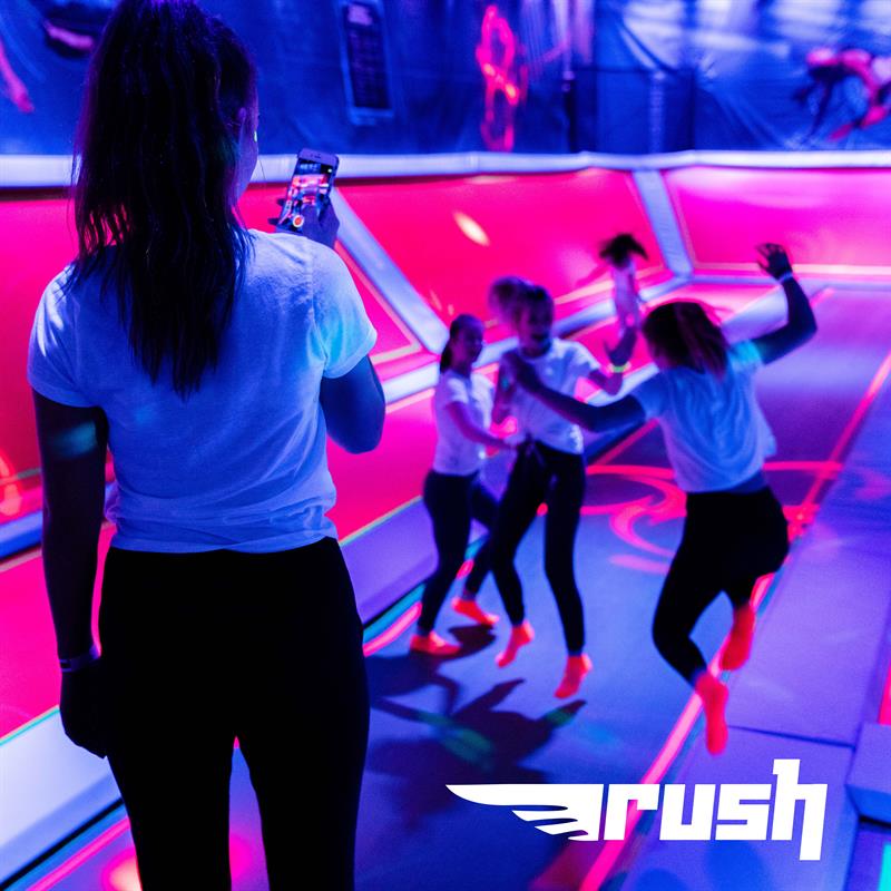 Jenter hopper på Rush trampolinepark