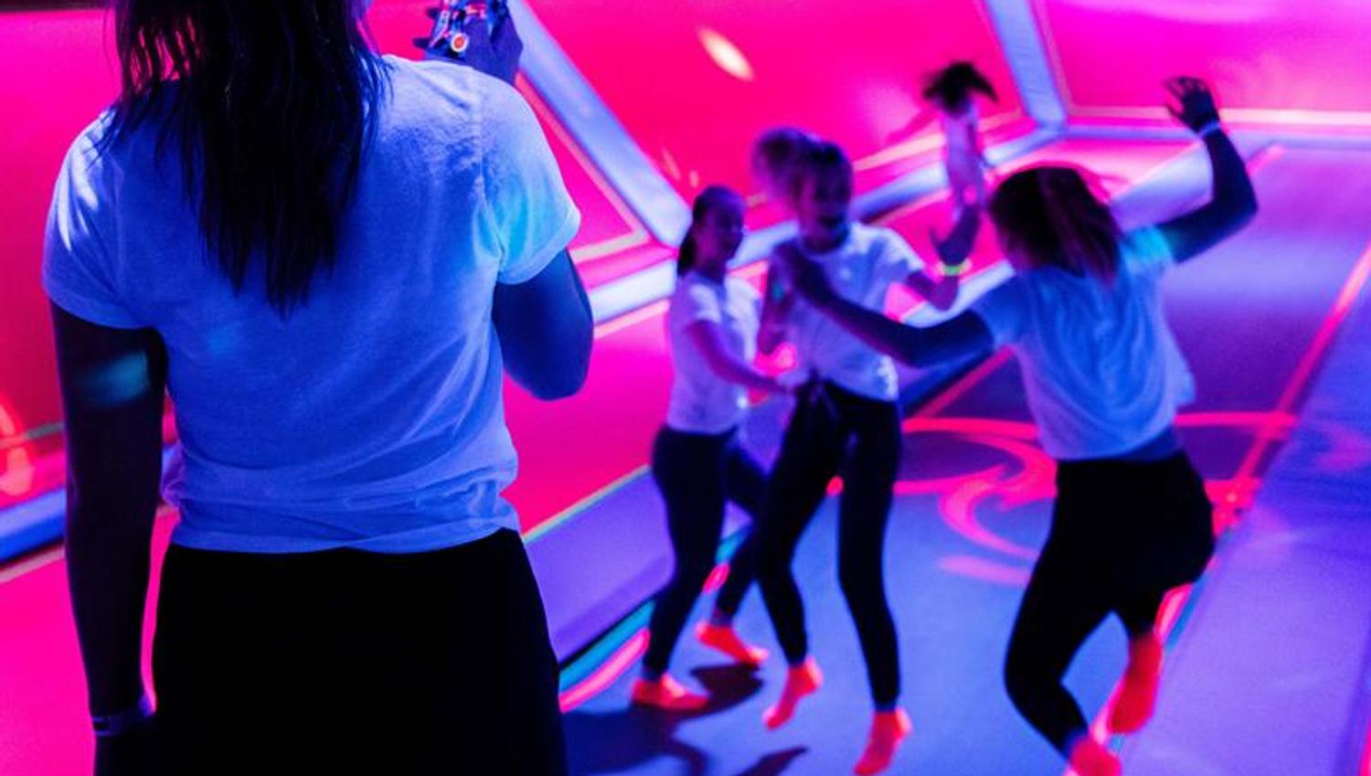 Jenter hopper på Rush trampolinepark