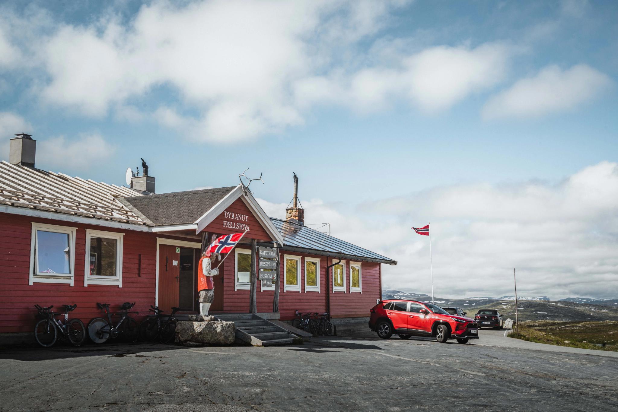The entrance and parking lot at Dyranut Mountain Lodge.
