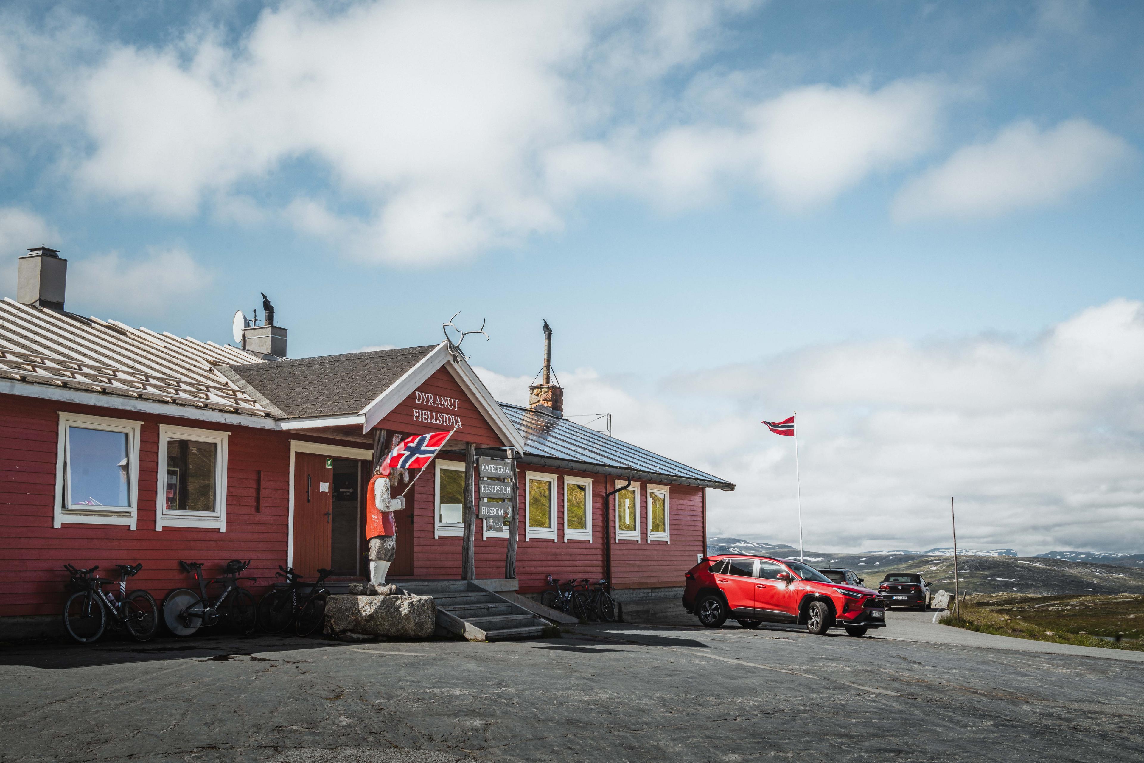 Inngang og parkeringsplass ved Dyranut Mountain Lodge.