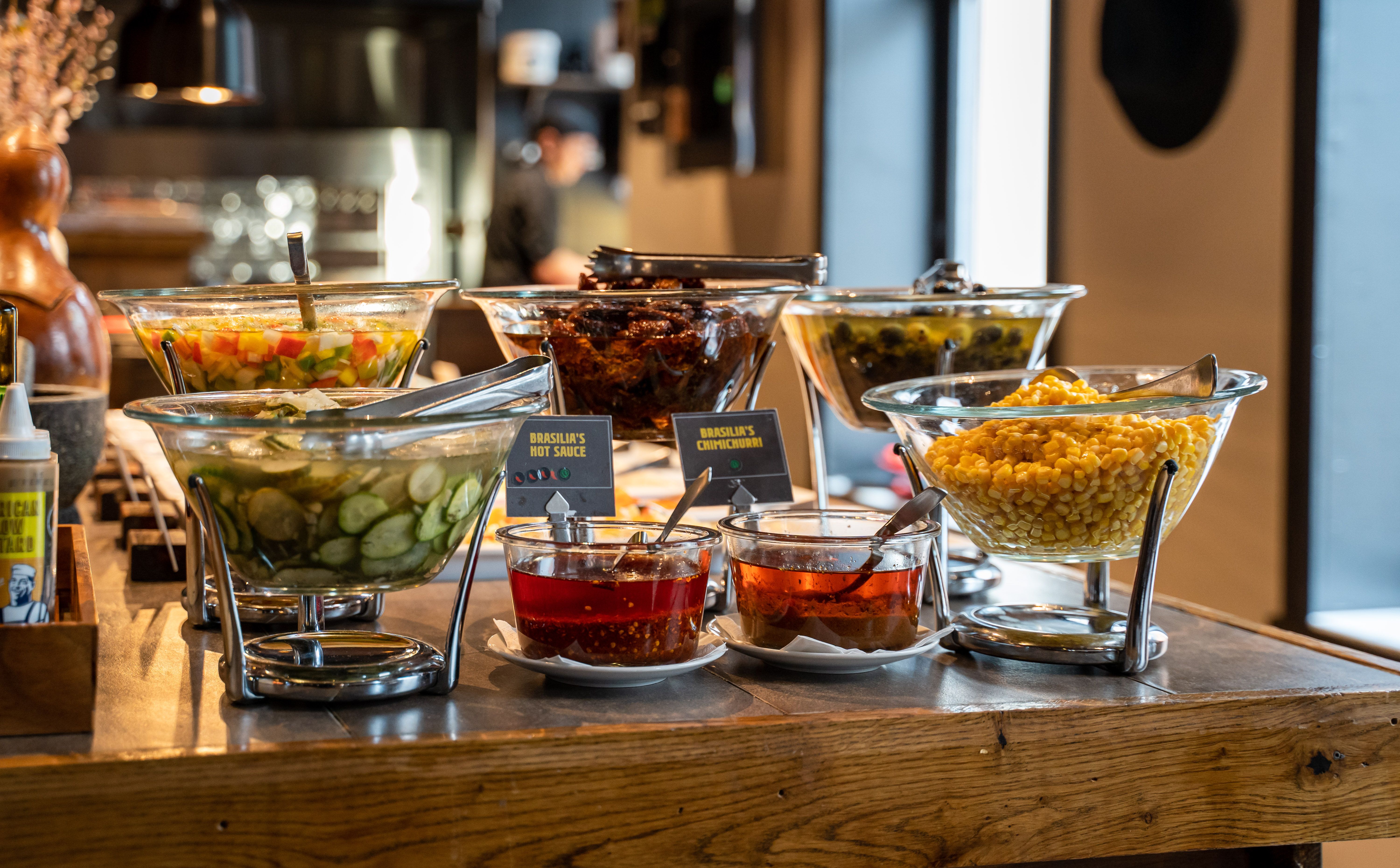 Sauser og salater plukker du i buffeten på Brasilia.