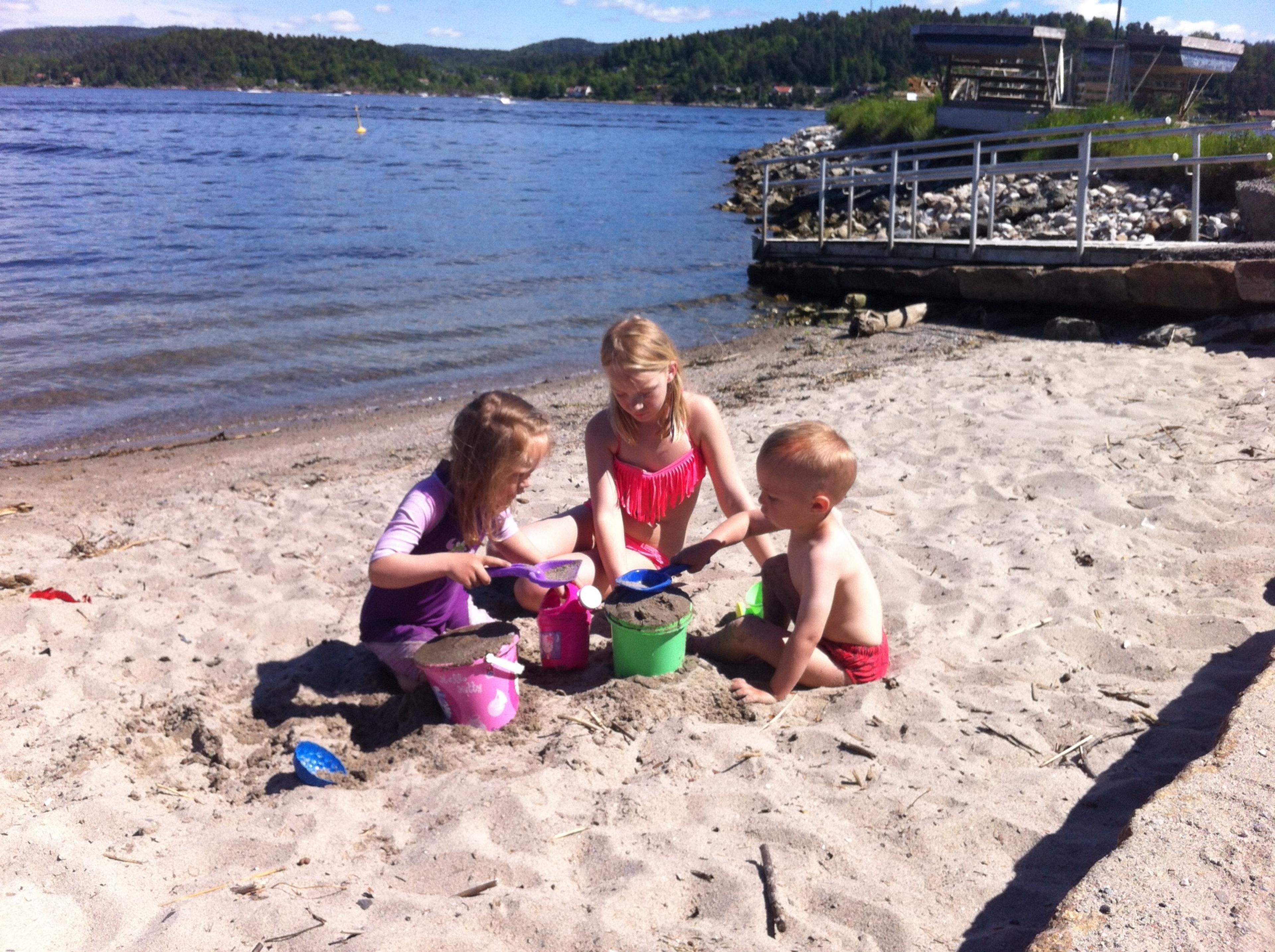 barn som leker på øya badestrand, Brevik