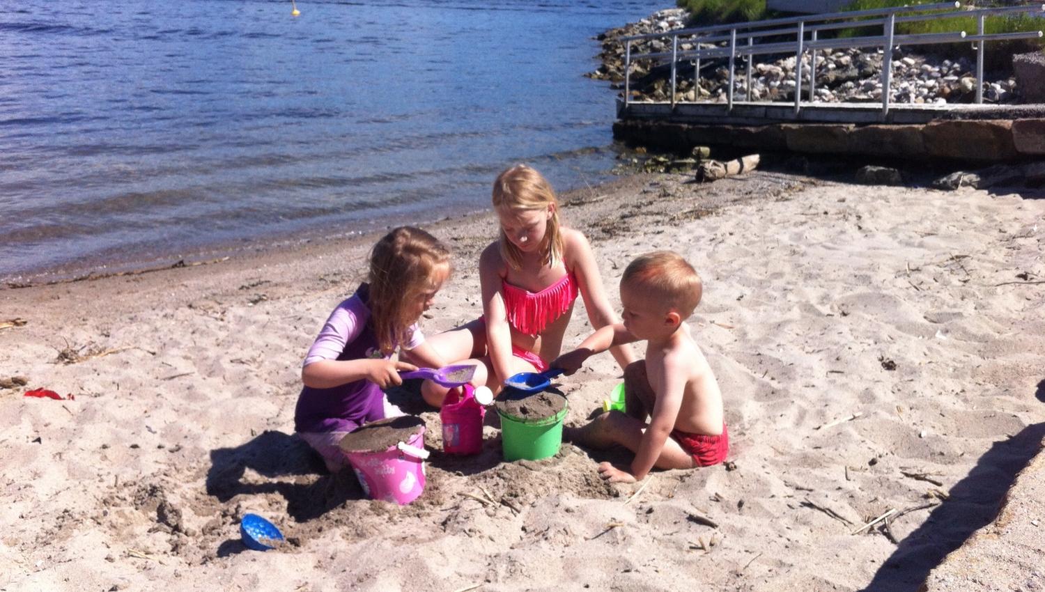 children playing at the øya beach, Brevik