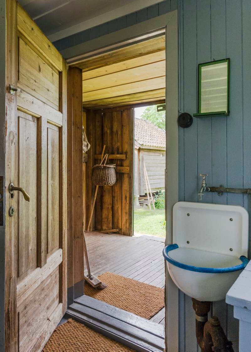 en port mellom gangen og utendørs