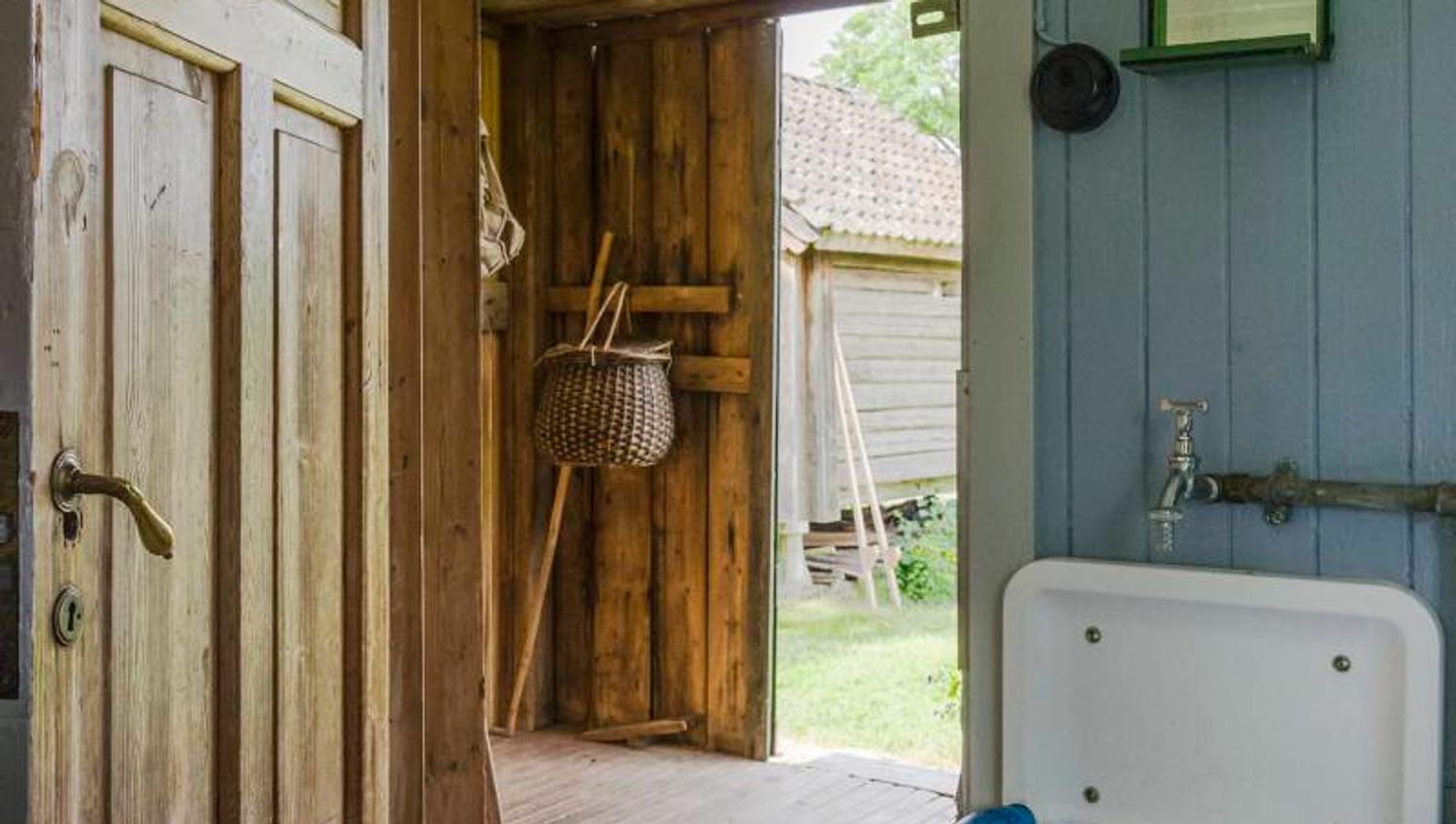 en port mellom gangen og utendørs