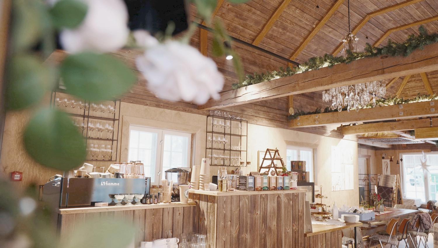 stoler og bord i en café