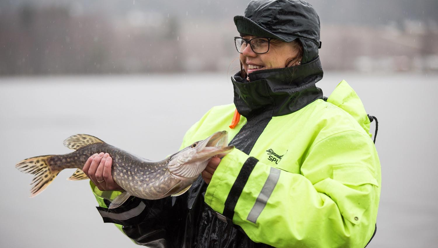 Dame som holder fisk