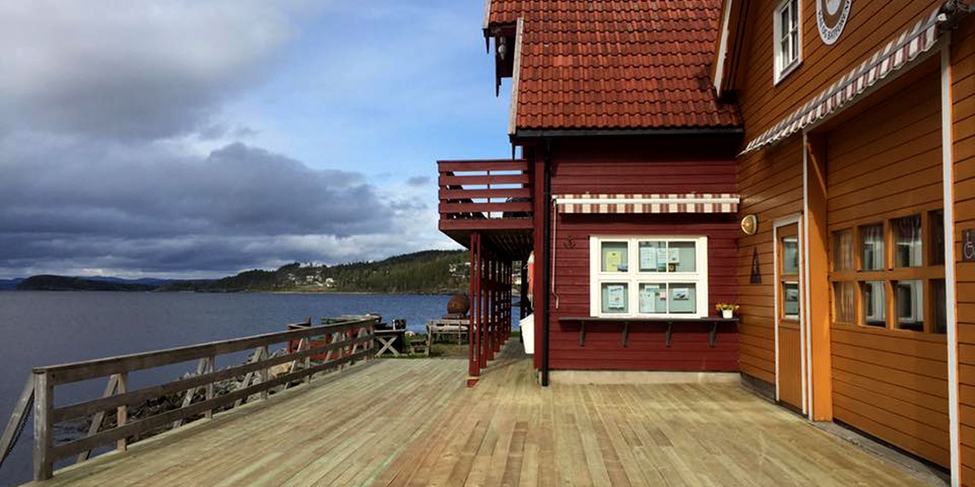 Large outdoor seating area at Kjerknesvågen pier