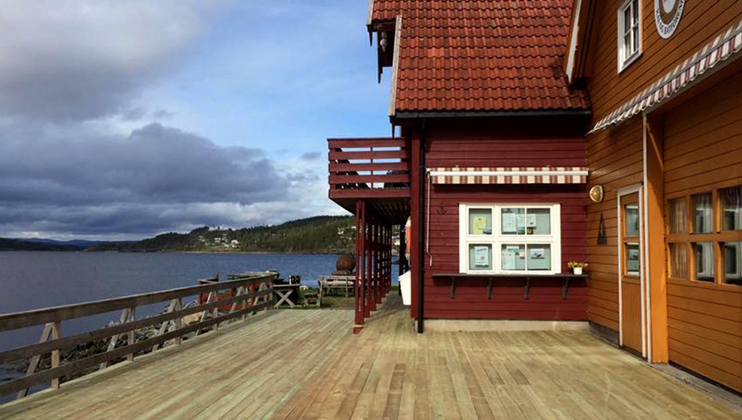 Large outdoor seating area at Kjerknesvågen pier